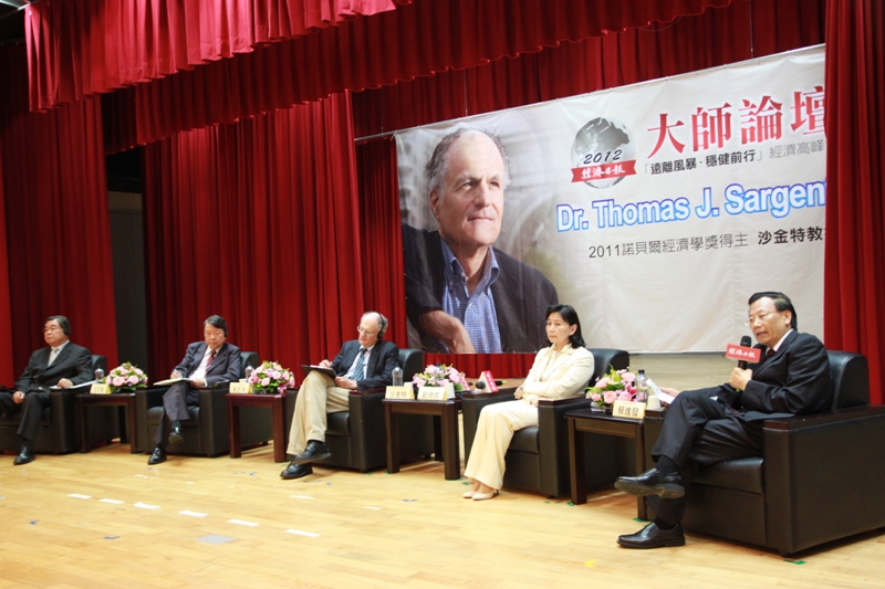 亞洲大學2012諾貝爾獎大師論壇邀請產官學界代表與會,右起亞洲大學校長蔡進發、臺灣大學財務金融學系教授劉憶如、2011諾貝爾經濟學獎得主沙金特博士、友嘉實業集團總裁朱志洋、拓凱實業股份有限公司董事長沈文振。