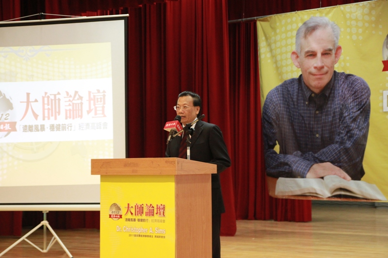 亞洲大學舉辦「大師論壇」,校長蔡進發在台上致詞。