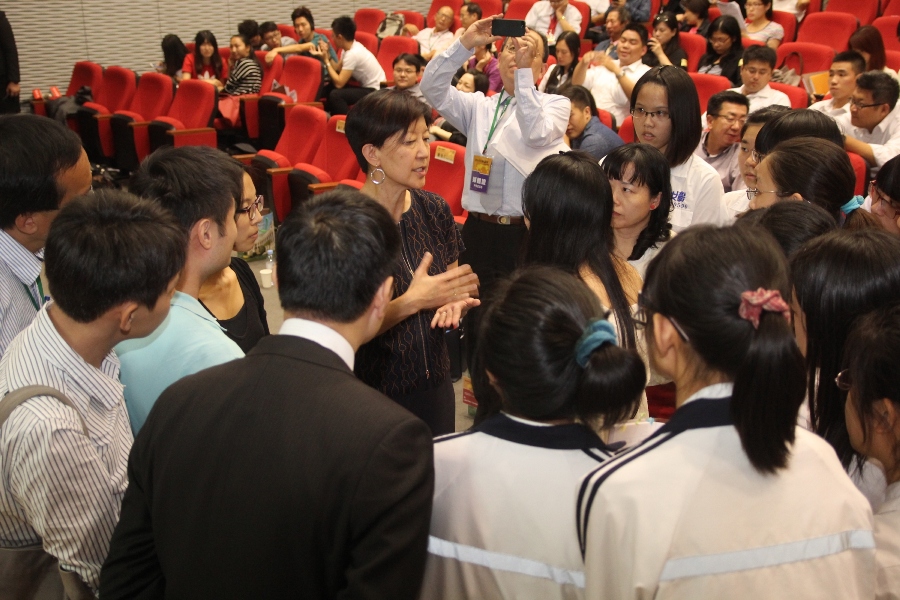 韓森夫人、芝加哥大學經濟系教授蔣人瑞在現場休息時間,主動幫忙解答眾多學生有關經濟議題,讓人感受到她的親切與熱誠。