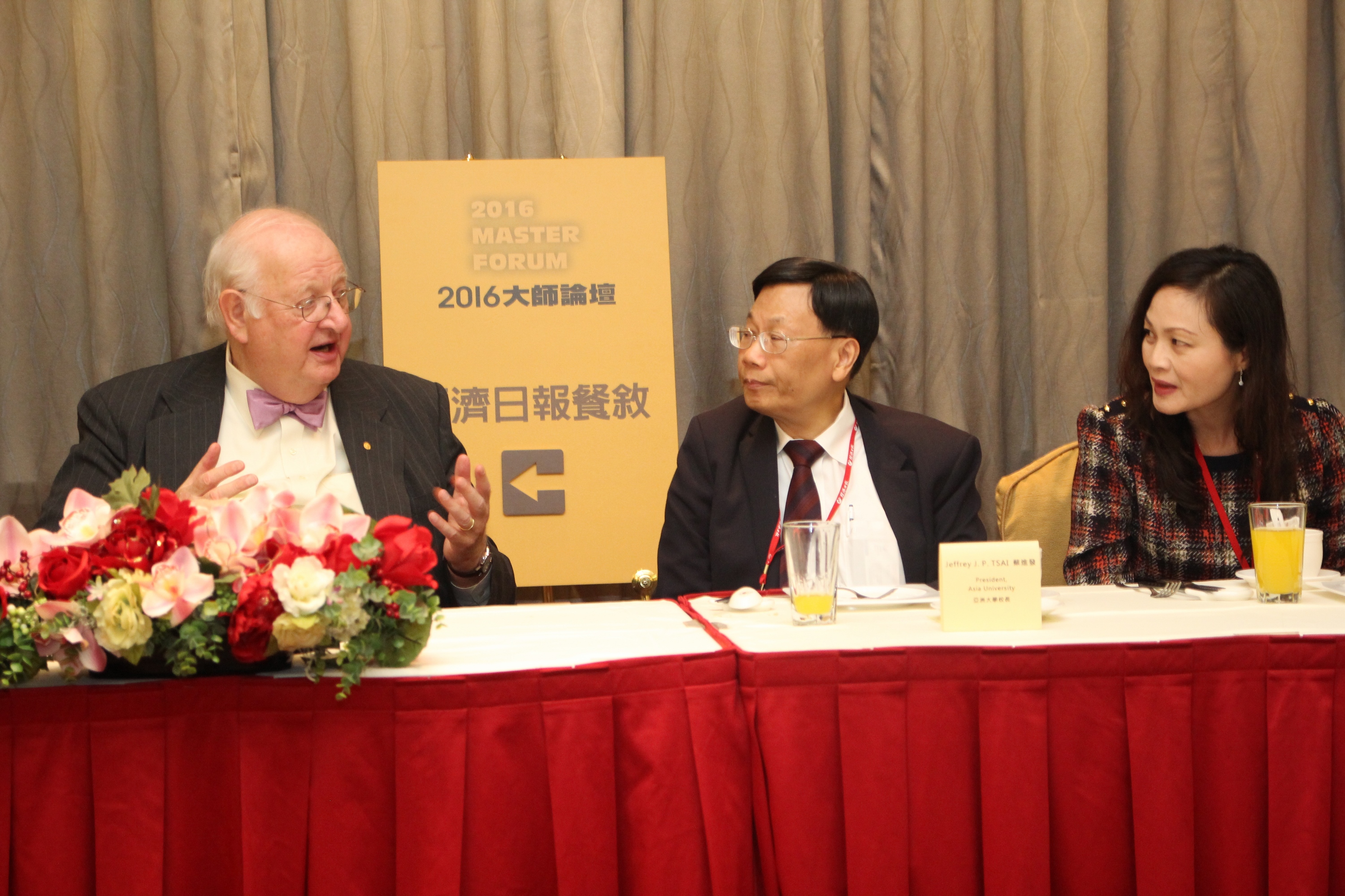 迪頓博士、亞大校長蔡進發(中)、管理學院院長陳明惠等位師生座談。