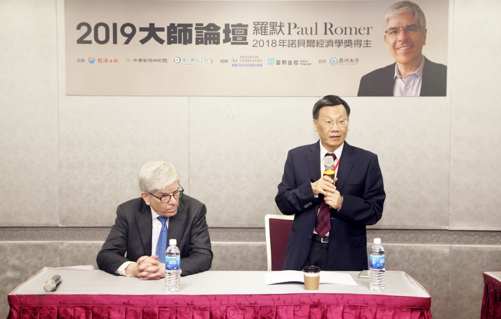 2018諾貝爾經濟學獎得主Paul Rome與亞洲大學師生座談,蔡進發校長致詞歡迎。