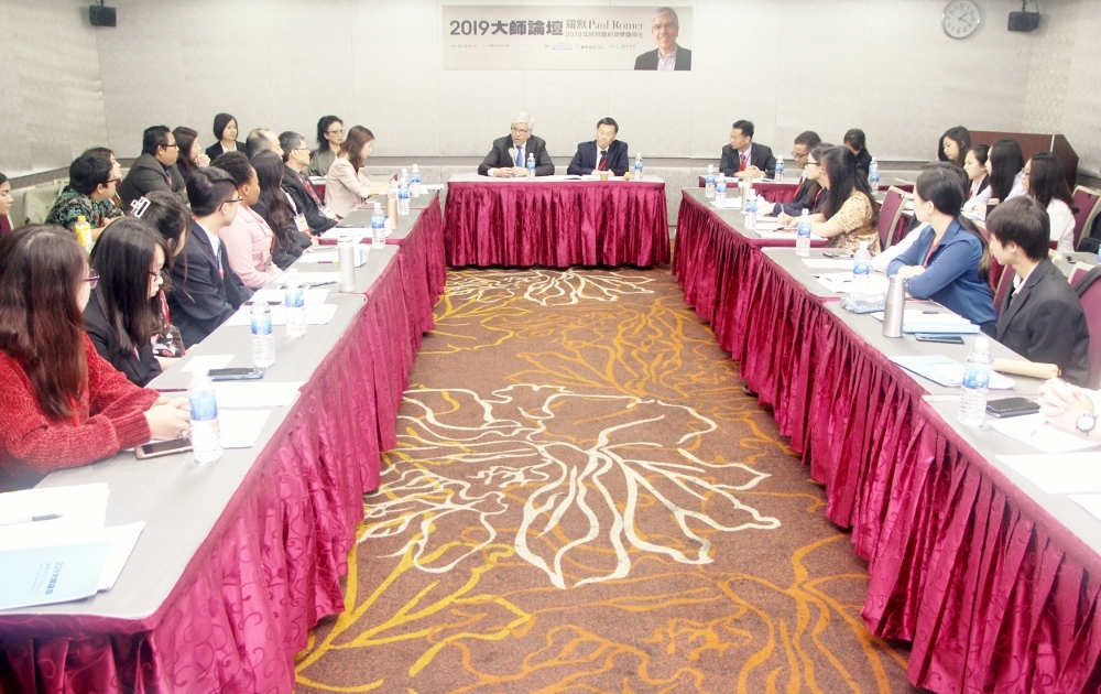 2018諾貝爾經濟學獎得主Paul Rome與亞洲大學師生座談,氣氛熱絡。