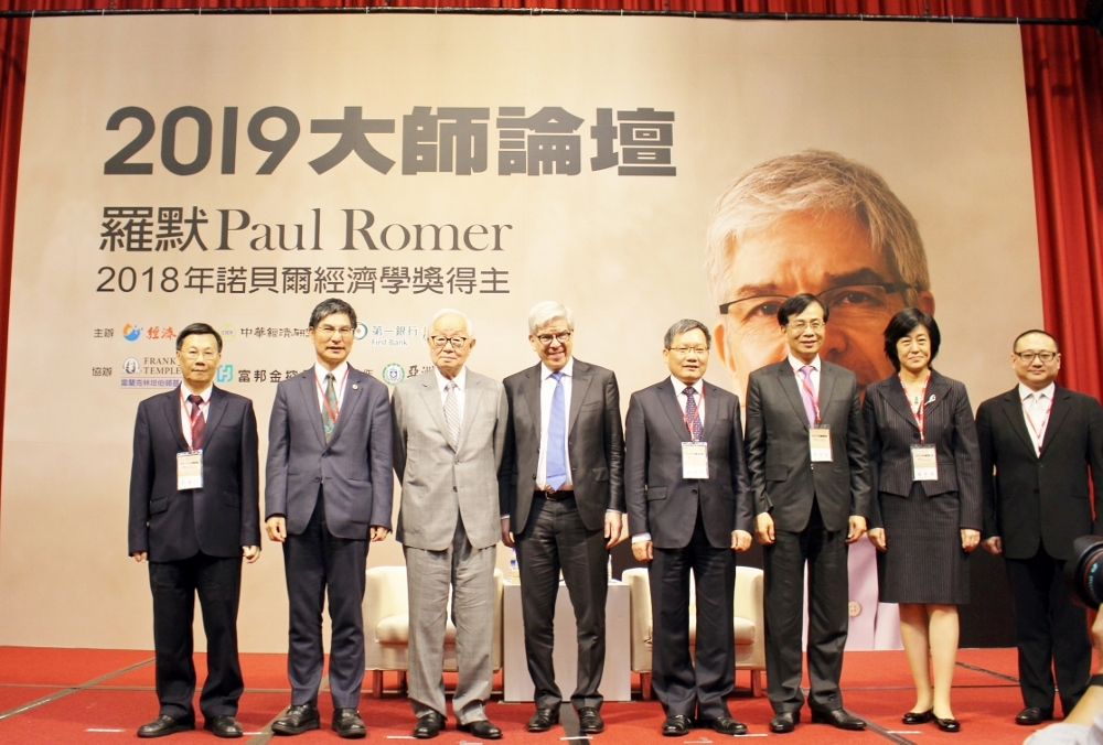 2019大師論壇登場,亞洲大學校長(左一)與2018諾貝爾經濟學獎得主Paul Romer等位貴賓合影。