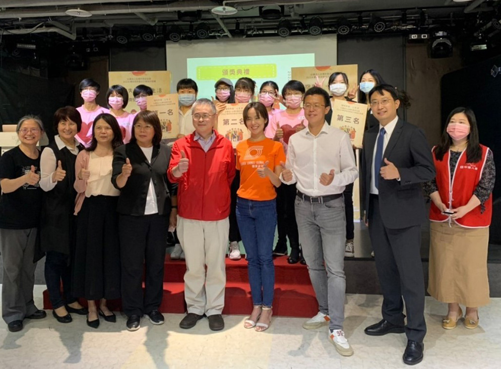 亞大護理系同學張祖兒(第2排左4),代表前往受獎。與主辦單位、評審委員、其他參賽得獎隊伍合影