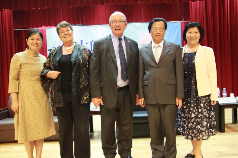 演講後,摩坦森教授(中)與亞洲大學校長(右二)等人合影。