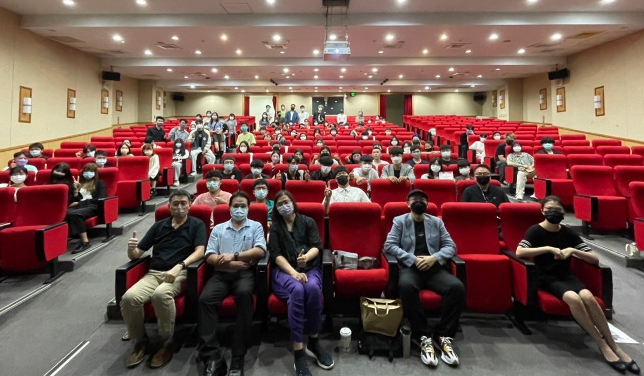 圖為亞大室設系設計競賽成果發表會上,室設系全系師生與業界專家評審合照