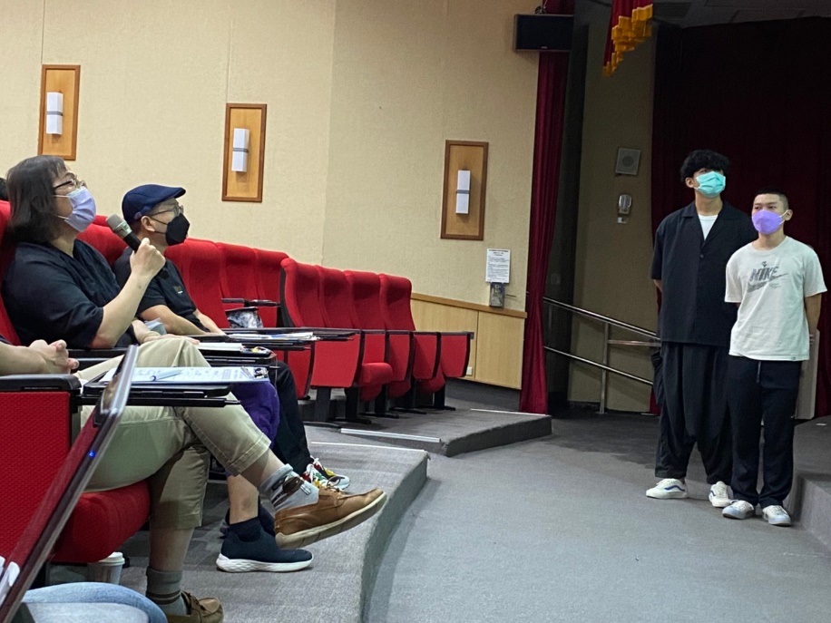 圖為外聘評審宇優室內設計公司設計總監葉祈伶(左1)、古迪室內裝修設計公司設計總監李木全(左2),給予同學作品專業建議