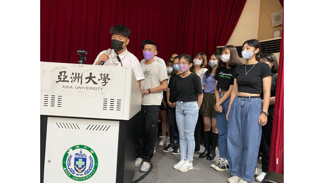 圖為亞大室設系設計競賽,由大三、大二學長姐帶領學弟妹,一起參與設計競賽簡報