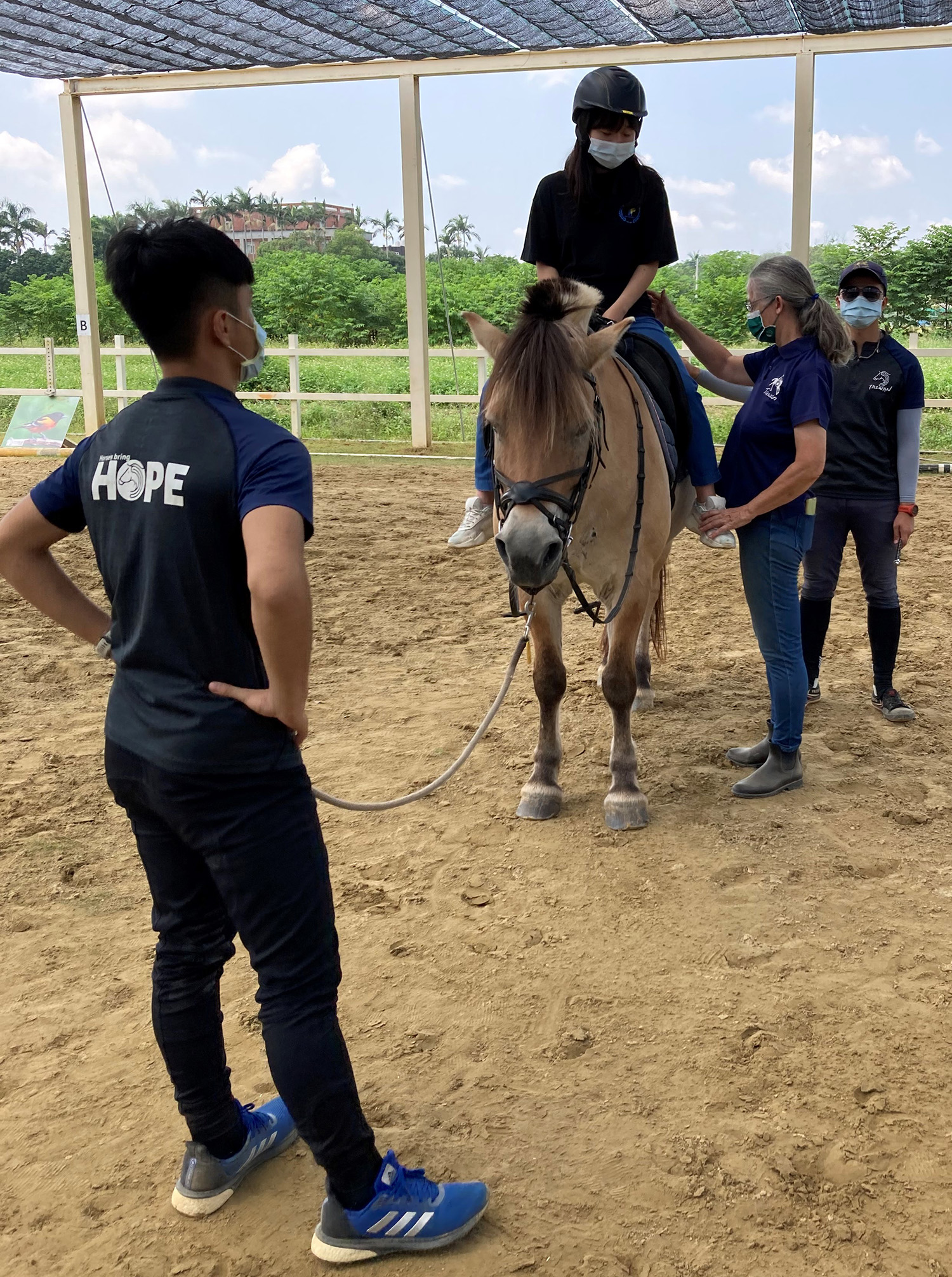 圖為亞大物治系同學體驗騎馬,感受馬術治療的功能性