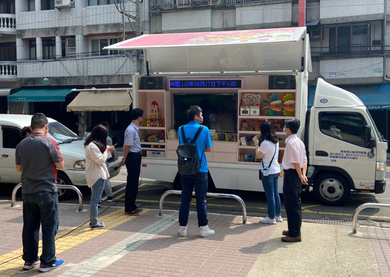圖為大里親子館人員,介紹社區托育資源展翅行動車的功能