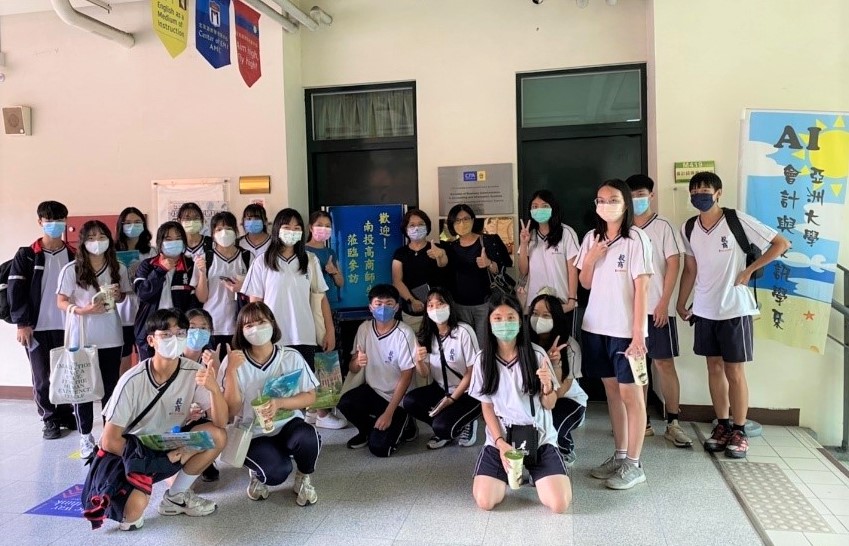 圖為22位國立南投高商會計乙級競賽培訓選手,到亞大會資系參訪