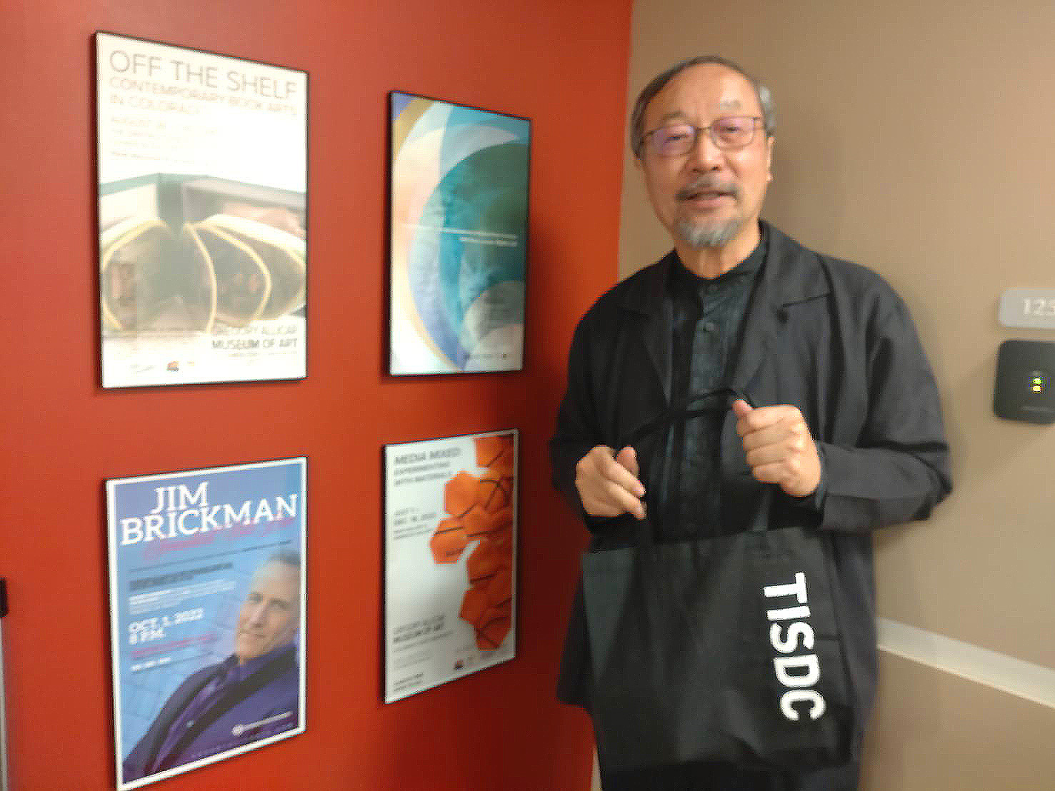 圖為亞大視傳系講座教授林磐聳,受邀在科羅拉多州立大學藝術中心畫廊舉辦個展,講述他的設計重點