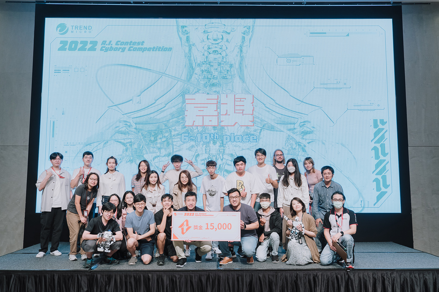 圖為趨勢科技舉辦2022AI機器人大賽,亞大為唯一參賽的大學,在61隊中獲第8名「嘉獎」