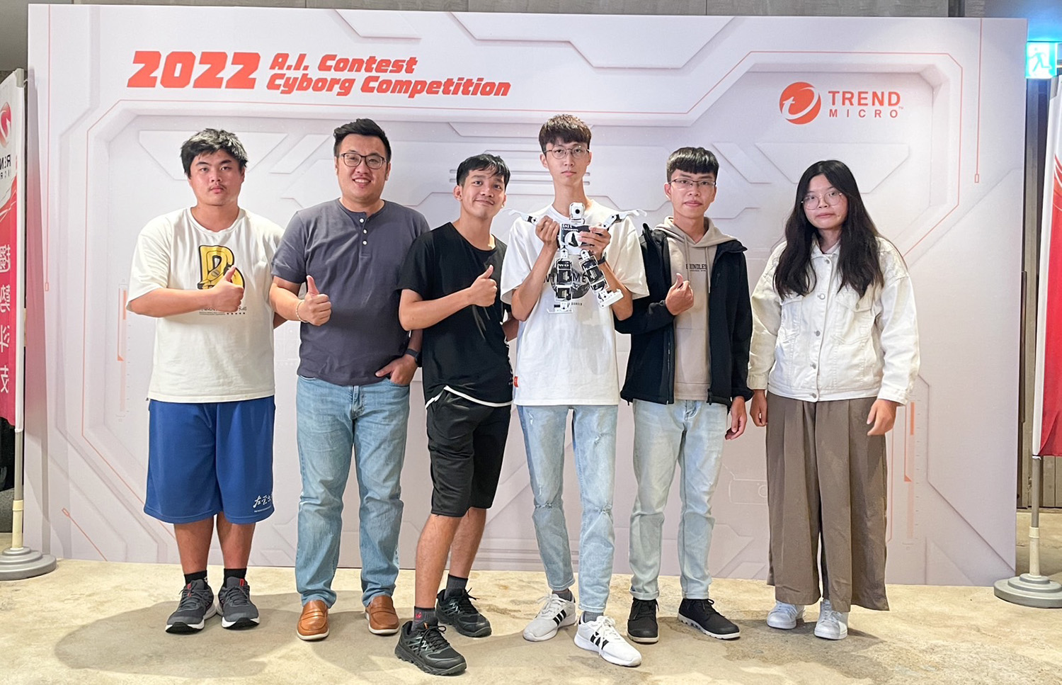 圖為亞大產學長王昭能(左2),帶領亞大同學蕭禧鈞(左1)、張立昌(左3)、何書維(左4)、趙立揚(左5)、劉妍群(左6),參與趨勢科技舉辦的機器人大賽