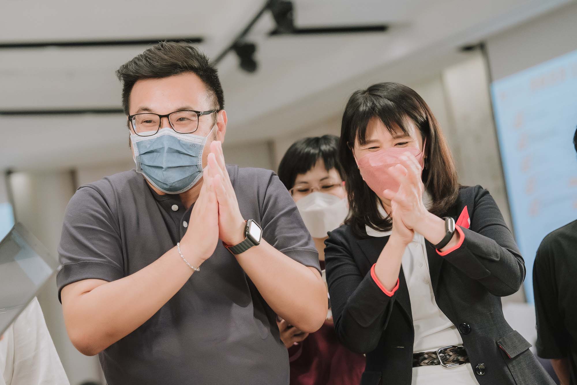 圖為亞大隊在AI機器人文字辨識項目拿到滿分,趨勢科技共同創辦人暨執行長陳怡樺(右)、亞大產學長王昭能(左),都拍手叫好