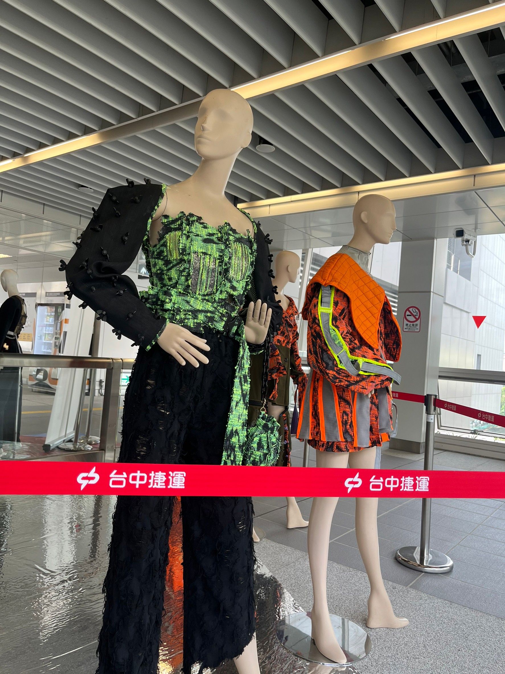 圖為亞大時尚系在台中捷運文心中清站的展示作品,透過發光布料、服裝解構再造及異材質結合,呈現科技感