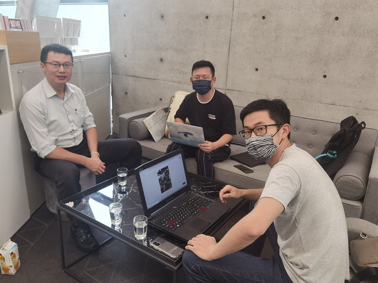 亞大商設系主任龍希文(由左而右),與參與競賽的同學王吉烽、沈暐程,一同討論傳統產業的生產機具設計和企業標識設計
