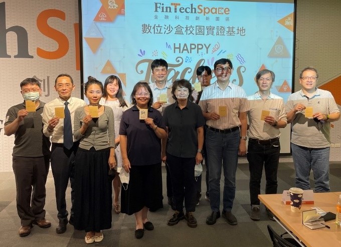 圖為亞大財金系老師學簡智崇(左1)、副院長林盈利(左2)、老師呂孟柔(左3),至金融科技創新園區,參加6校教師交流會議