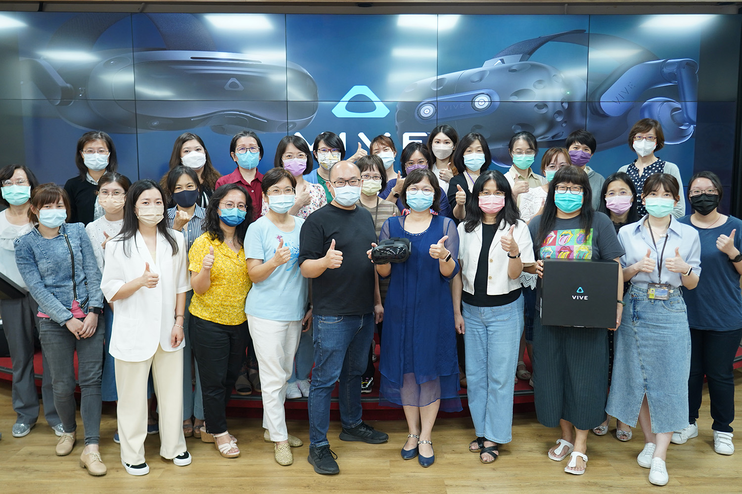 圖為護理學院院長吳樺姍(第1排右4),與HTC medical VR講師、亞大護理學院VR元宇宙教案開發種子師資群合影