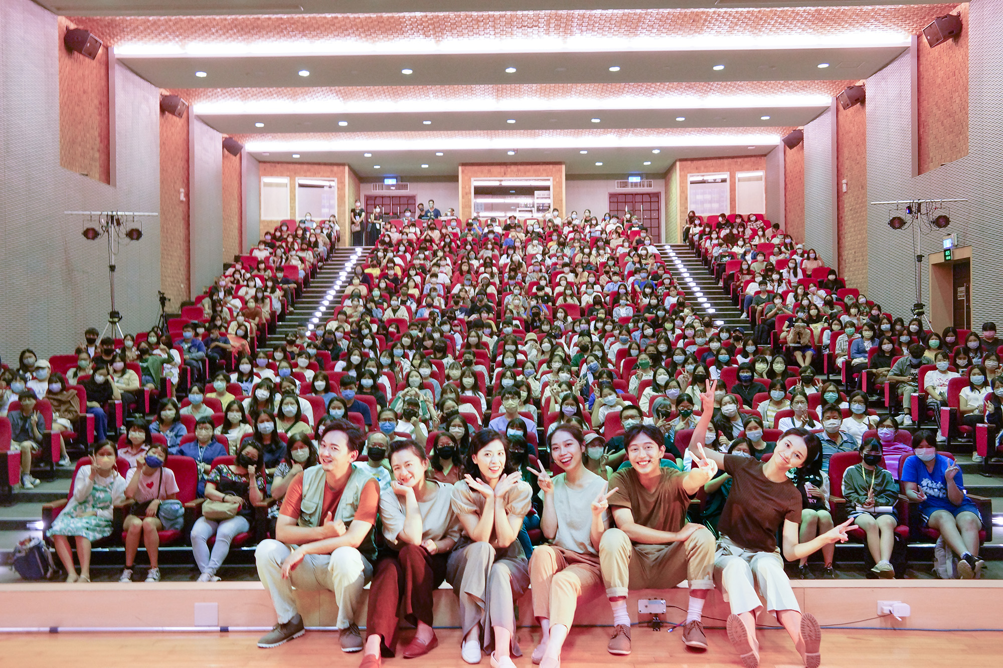 圖為大開劇團演員,在「側寫犯」表演後,與亞大師生合影