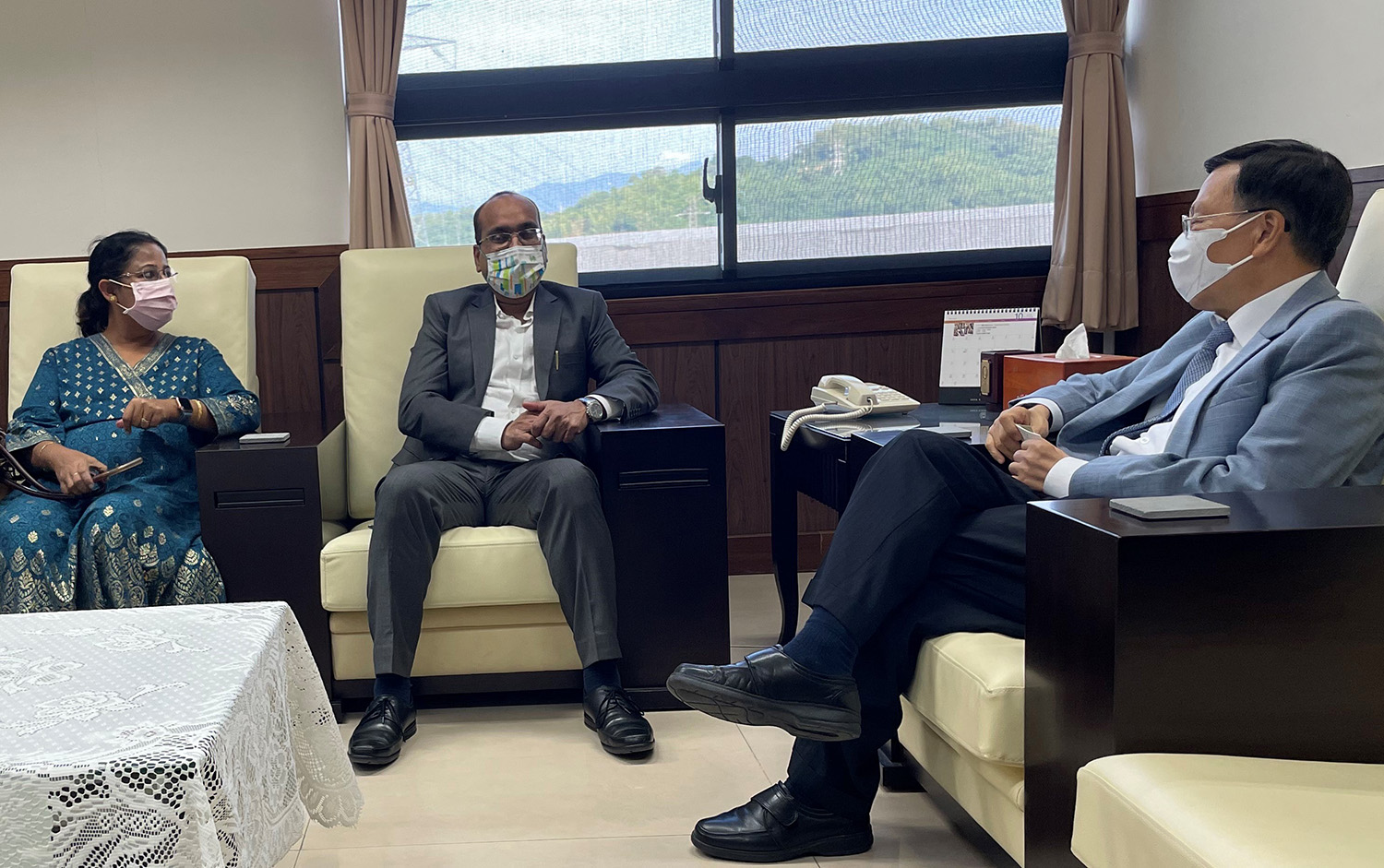 圖為亞大校長蔡進發(右1),與印度國會議員Sujeet Kumar(右2)、前印度駐台副代表夫人Nandana Biswas,討論台印雙方高等教育合作現況與未來規畫