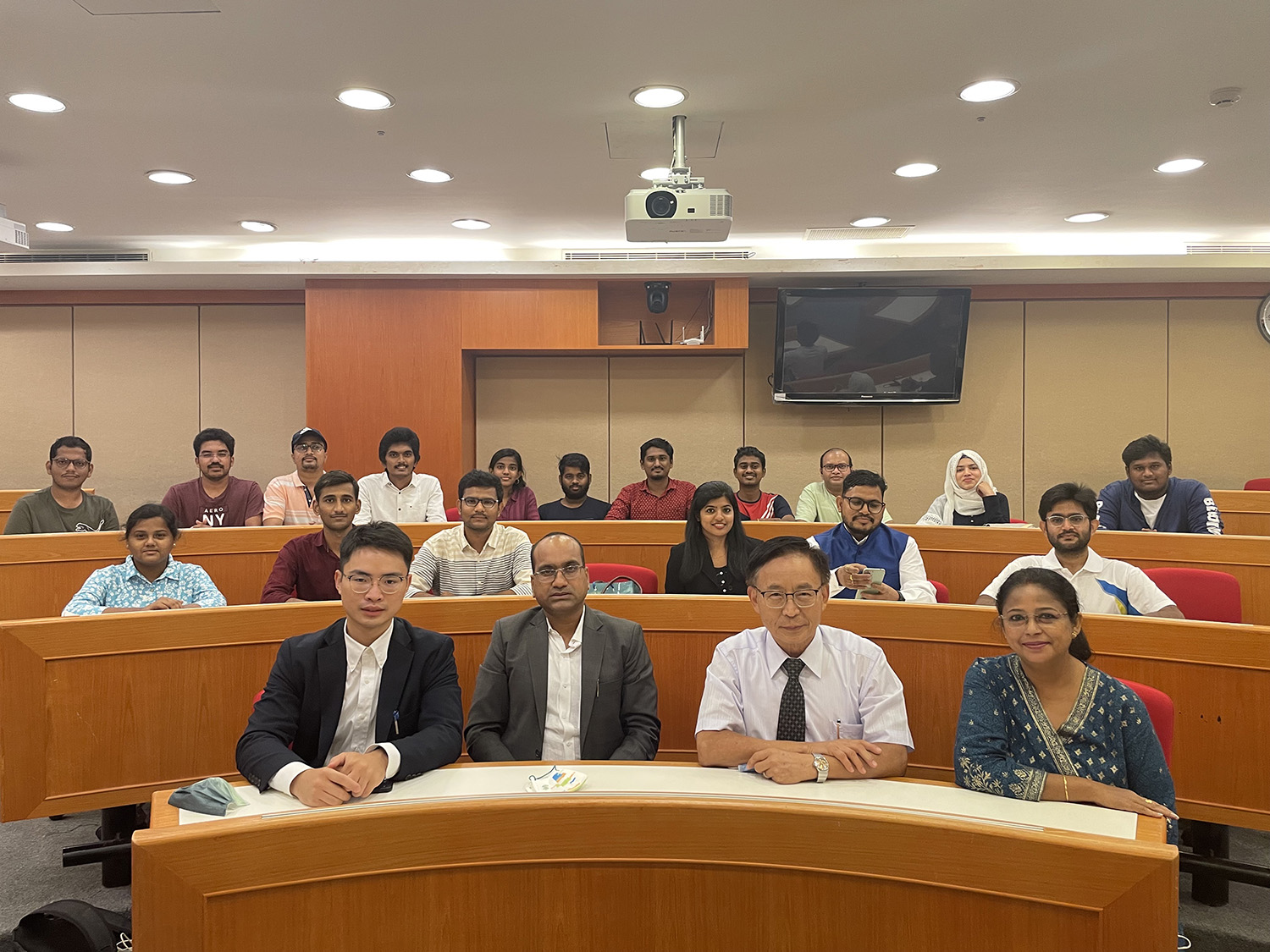 圖為前印度駐台副代表夫人Nandana Biswas (由右而左)、亞大國際學院院長陳英輝院長、印度國會議員Sujeet Kumar、外交部亞太司許庭瑋,與亞大印度籍師生座談