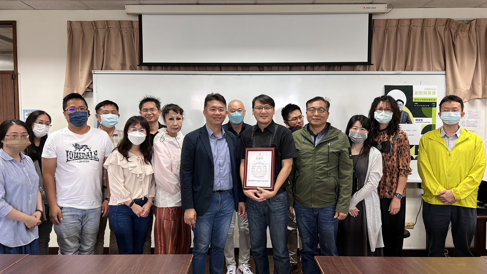 圖為亞大創意設計學院副院長兼創意設計暨發明中心主任林信宏主任(左5)、台灣設計跨界交流協會理事長陳俊智(右5),與亞大師生合影。
