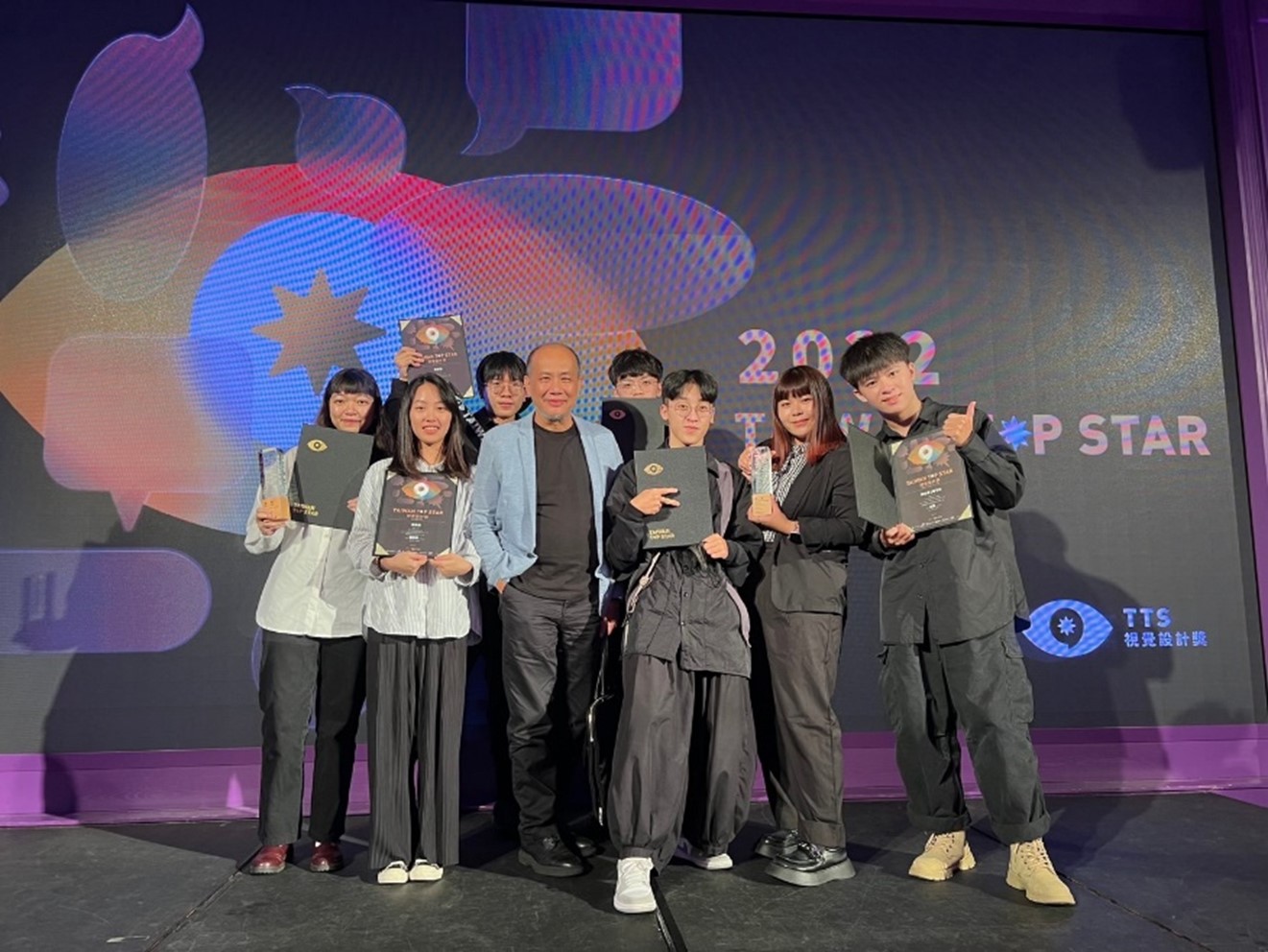 圖為亞大視傳系同學蔣靜萱(左1),以「STOP ILLEGAL HUNTING」作品獲「2022 Taiwan Top Star視覺設計獎」競賽創業海報類金獎,與指導老師游明龍(左3)及獲獎同學合影