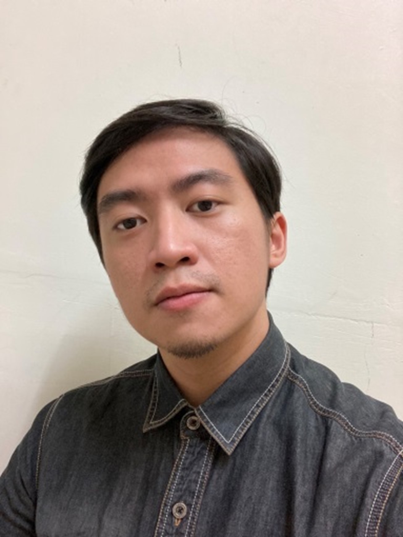 圖為亞大視傳系同學何開杰,以「THE TRUE COST」作品獲「2022 Taiwan Top Star視覺設計獎」競賽創業海報類金獎,另獲3項國際設計大獎