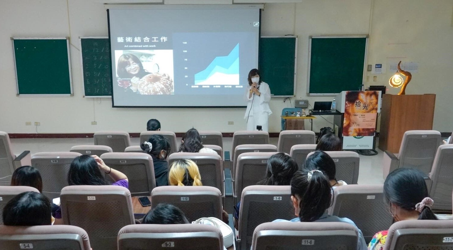 圖為葫蘆雕刻家詹明娟,分享自己的創業故事。