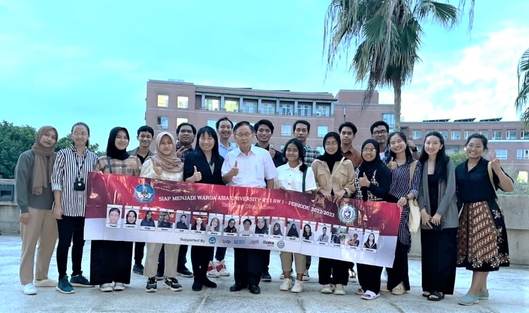 圖為印尼UGM國際處副院長Dr. Endang Soelistiyowati(左5)、亞大國際學院院長陳英輝(左6),與在亞大的IISMAVO計畫印尼公費生合影。