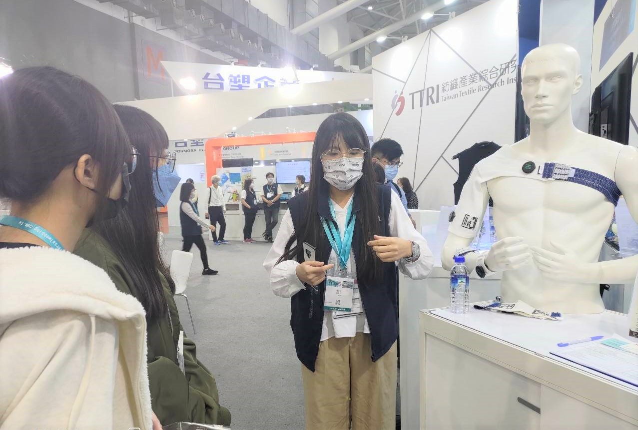 圖為亞大時尚系同學參觀第26屆台北紡織展,聆聽現場人員解說各種織品的特點。