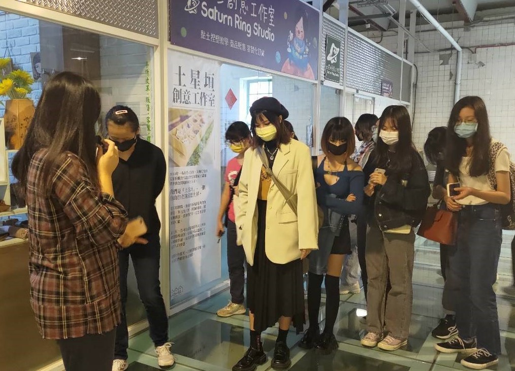 圖為亞大時尚系同學參觀文化產業園區文創工坊,導覽員解說各項展覽重點與知識。