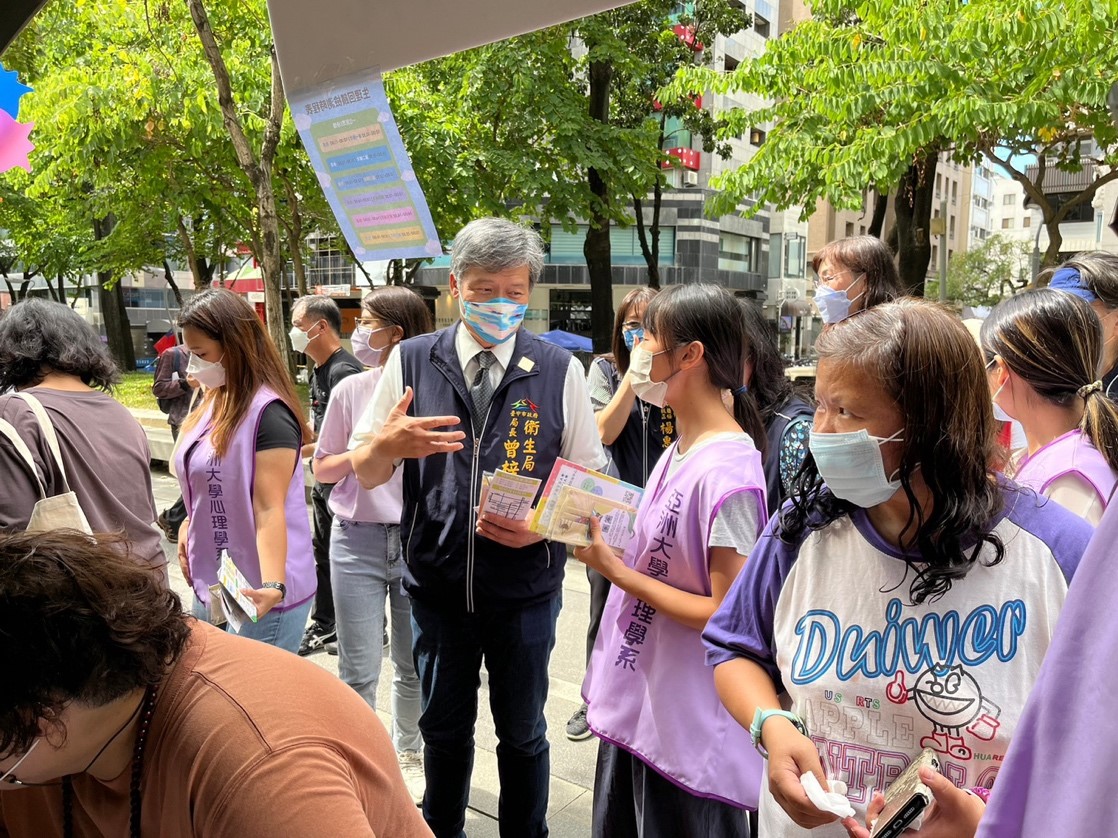 圖為台中市衛生局長曾梓展(左4),到亞大臨床心理中心的攤位視察,給予肯定。