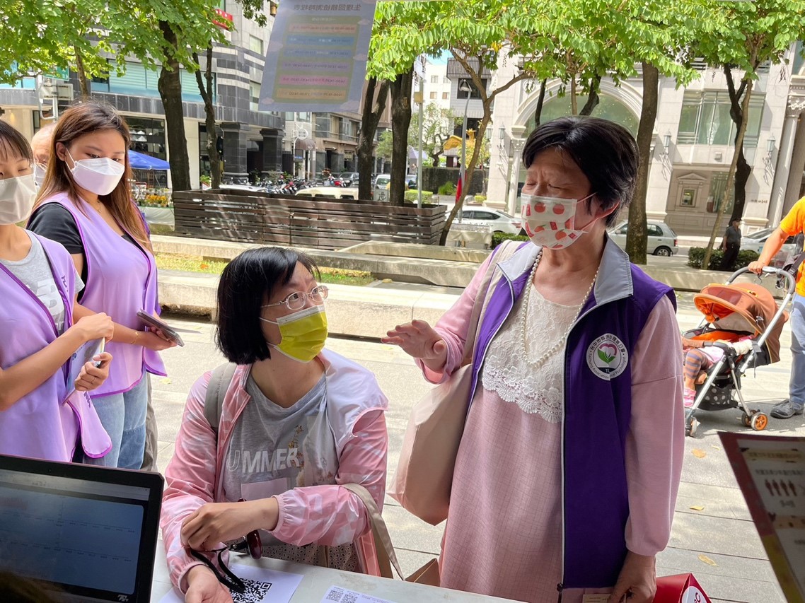 圖為亞大副校長柯慧貞(右),教導民眾呼吸技巧,學習放鬆心情。