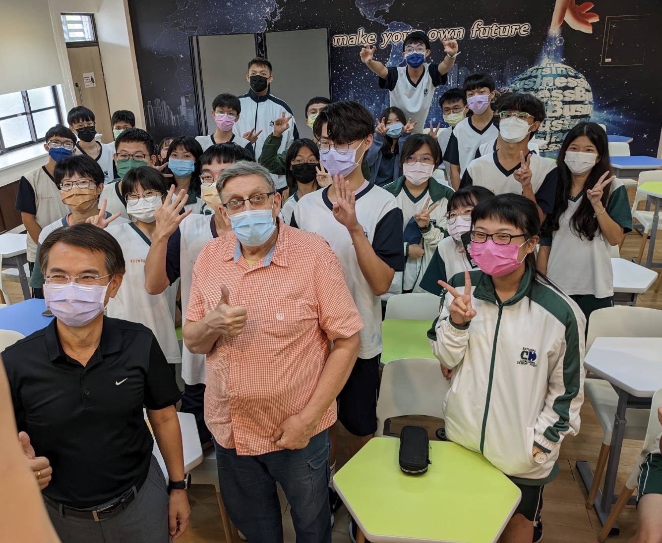 圖為亞大外文系教授賈元鵬(前排左2)至中興高中授課微課程,與中興大高中校長陳江海(前排左1)及同學合影。