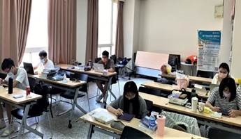 圖為亞大聽語系為同學準備聽力師、語言治療師國考,開放自習教室自修。