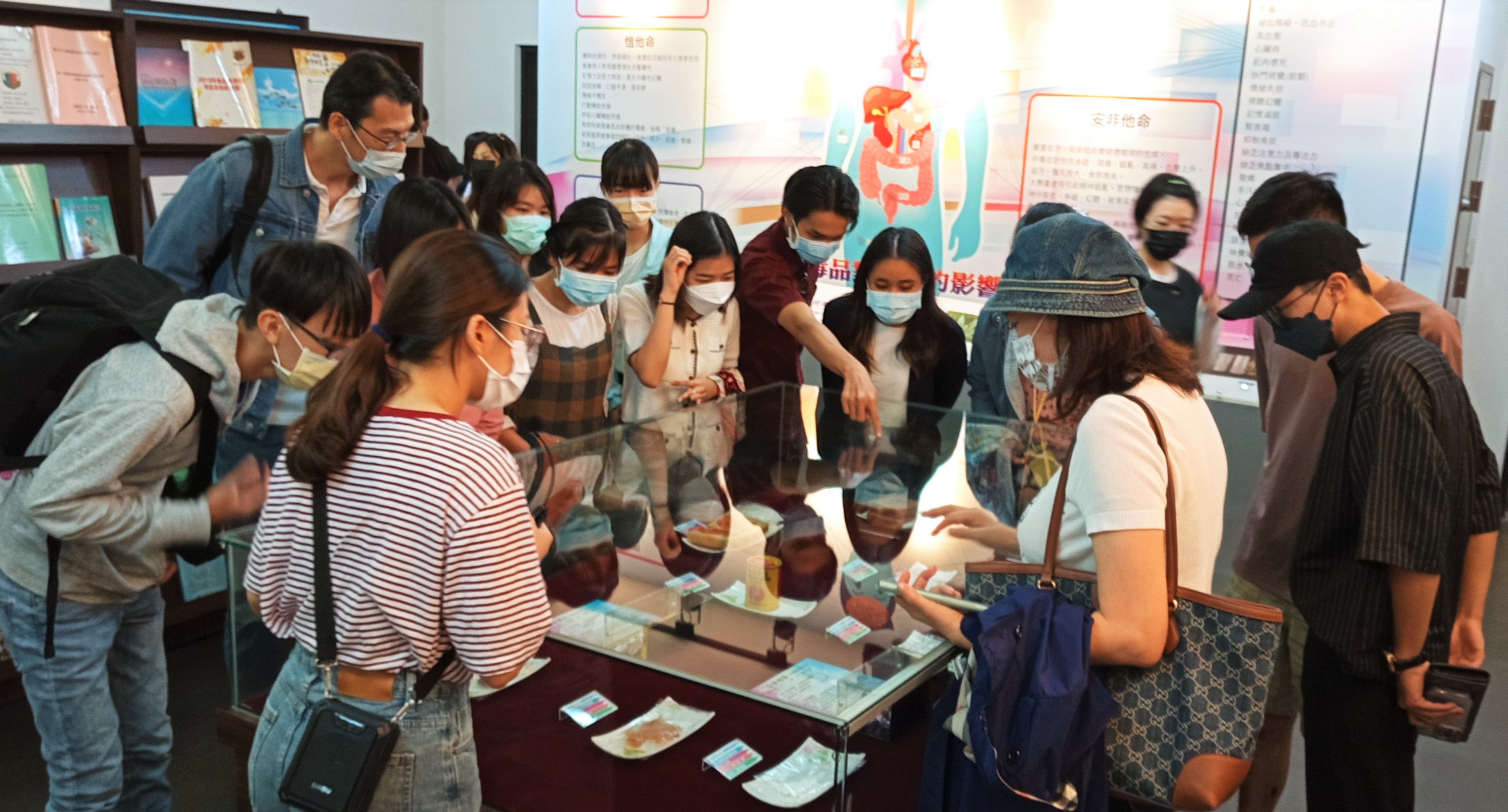 圖為亞大心理系同學參訪中正大學參訪防制藥物濫用教育中心,了解反毒歷史。