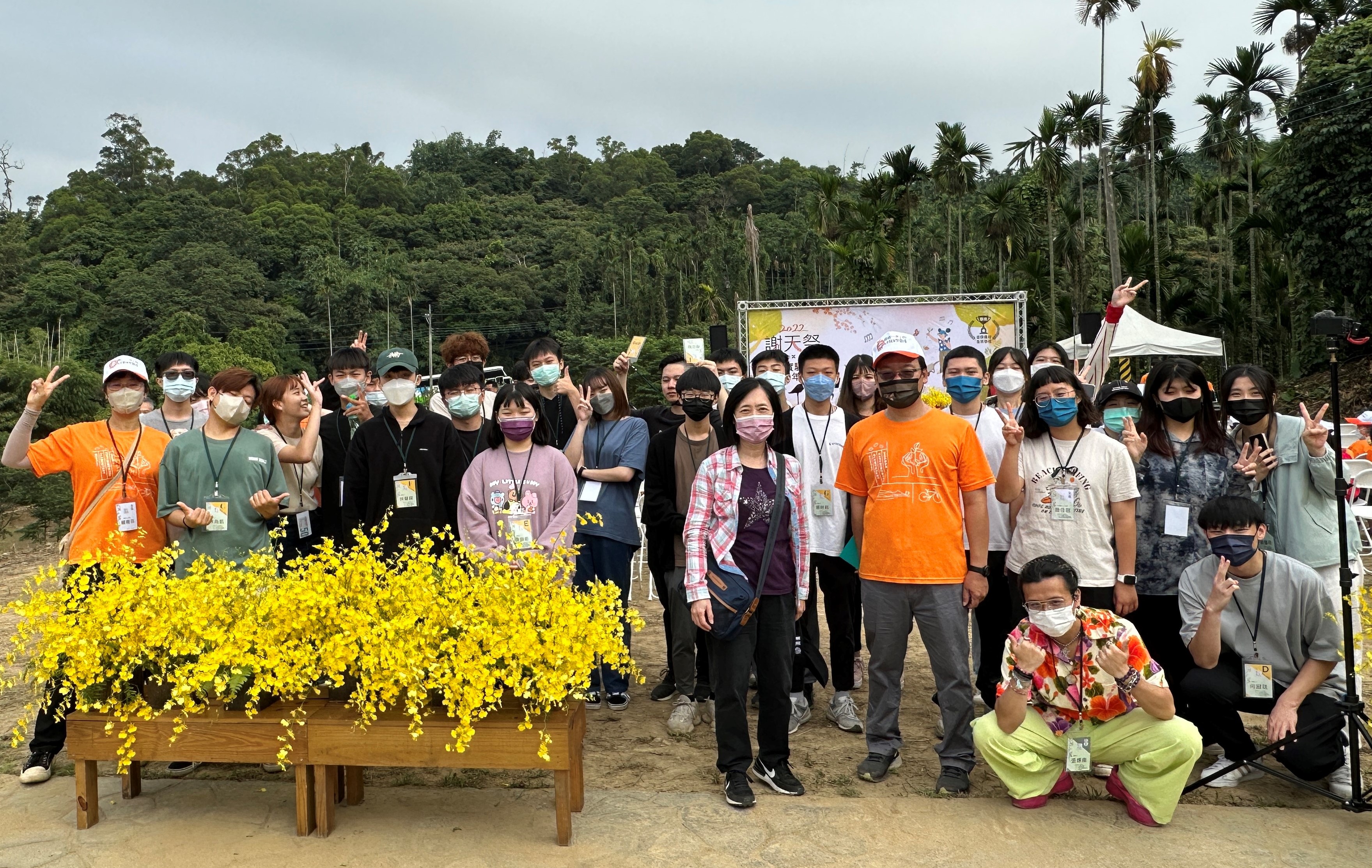 圖為亞大社區發展由指導老師林佳慧(前排右4)帶隊,到古坑華南社區社會服務,與華南實驗國小校長陳啟政(前排右3)合影。