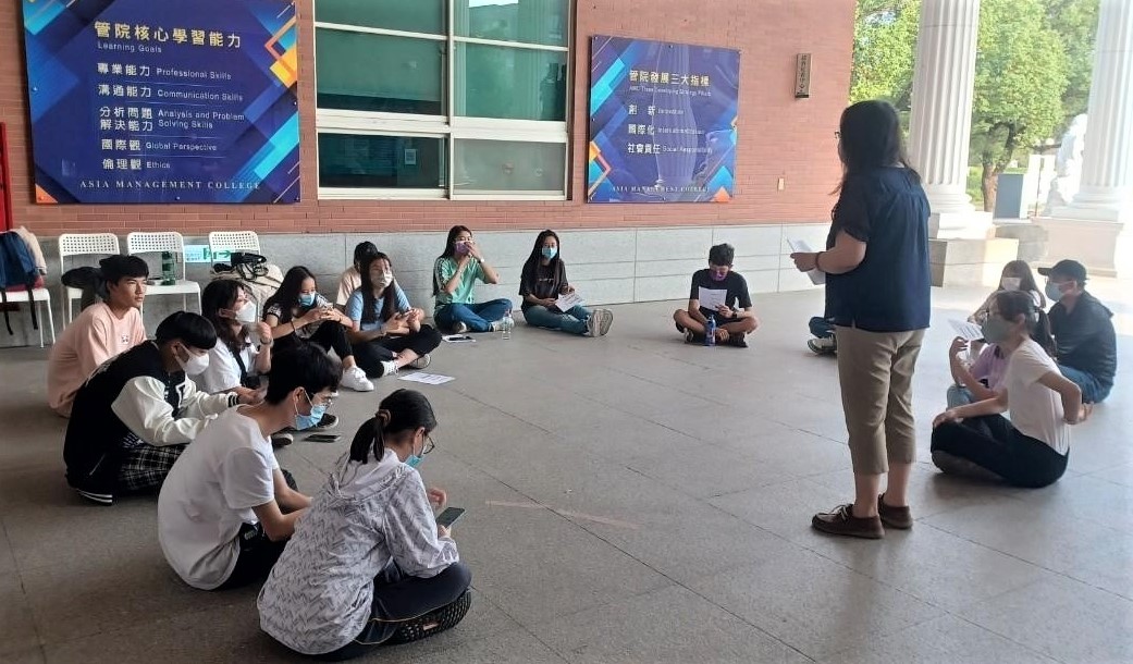 圖為參與高中生們在實境遊戲的關卡,學習團隊合作、發揮觀察力闖關。