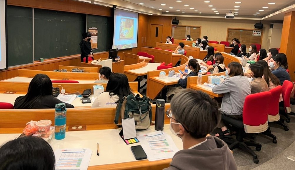 圖為ISC國際學生中心主任Angel(站立者),代表英國皇家霍洛威大學,來亞大辦理招生說明會。