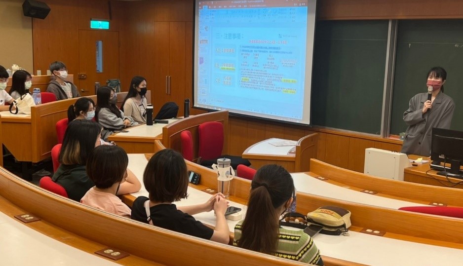 圖為亞大心理系許以佳同學(右),分享至韓國中央大學研習的心得。