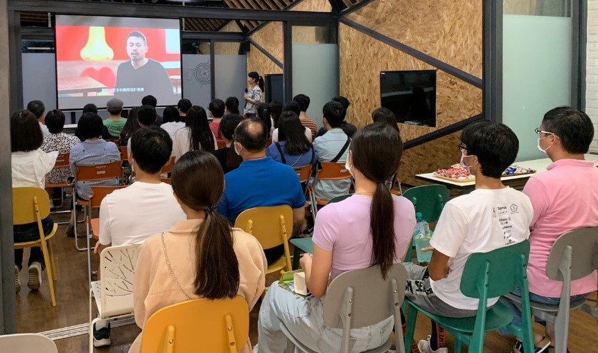 圖為亞大設計學院,介紹歷年同學參與國際設計競賽暨發明獎的豐碩成果,展現培育同學前進世界一流設計領域的視野與能力的具體作法。