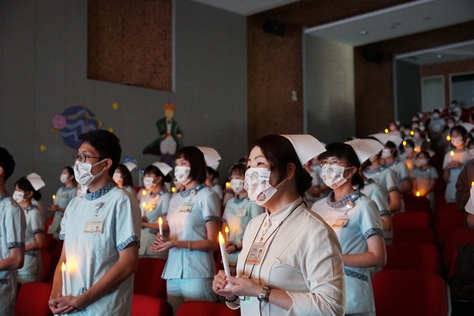 圖為在加冠傳光典禮上,由師長傳光給受冠生,象徵護理專業使命的傳承。
