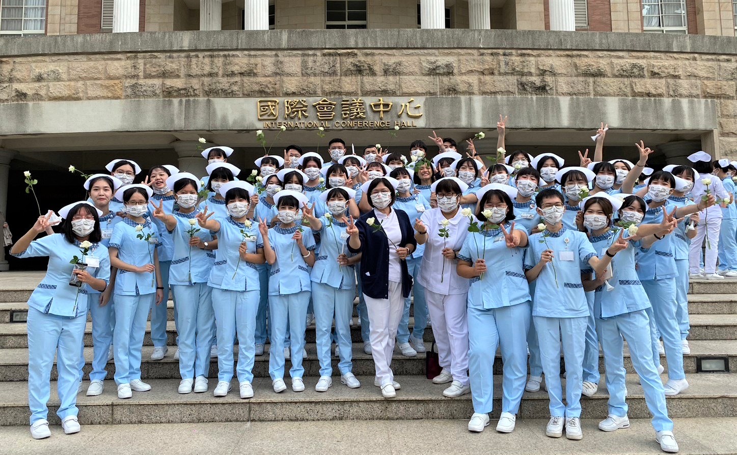 圖為亞大護理學院院長吳樺姍(前排右5)與護理系同學,在加冠傳光典禮後合影。