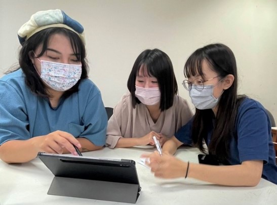 圖為(由左而右)亞大室設系楊孟欣、郭怡瑄、侯欣妍同學,在圖書館一同討論上課內容,獲學業成績進步獎。