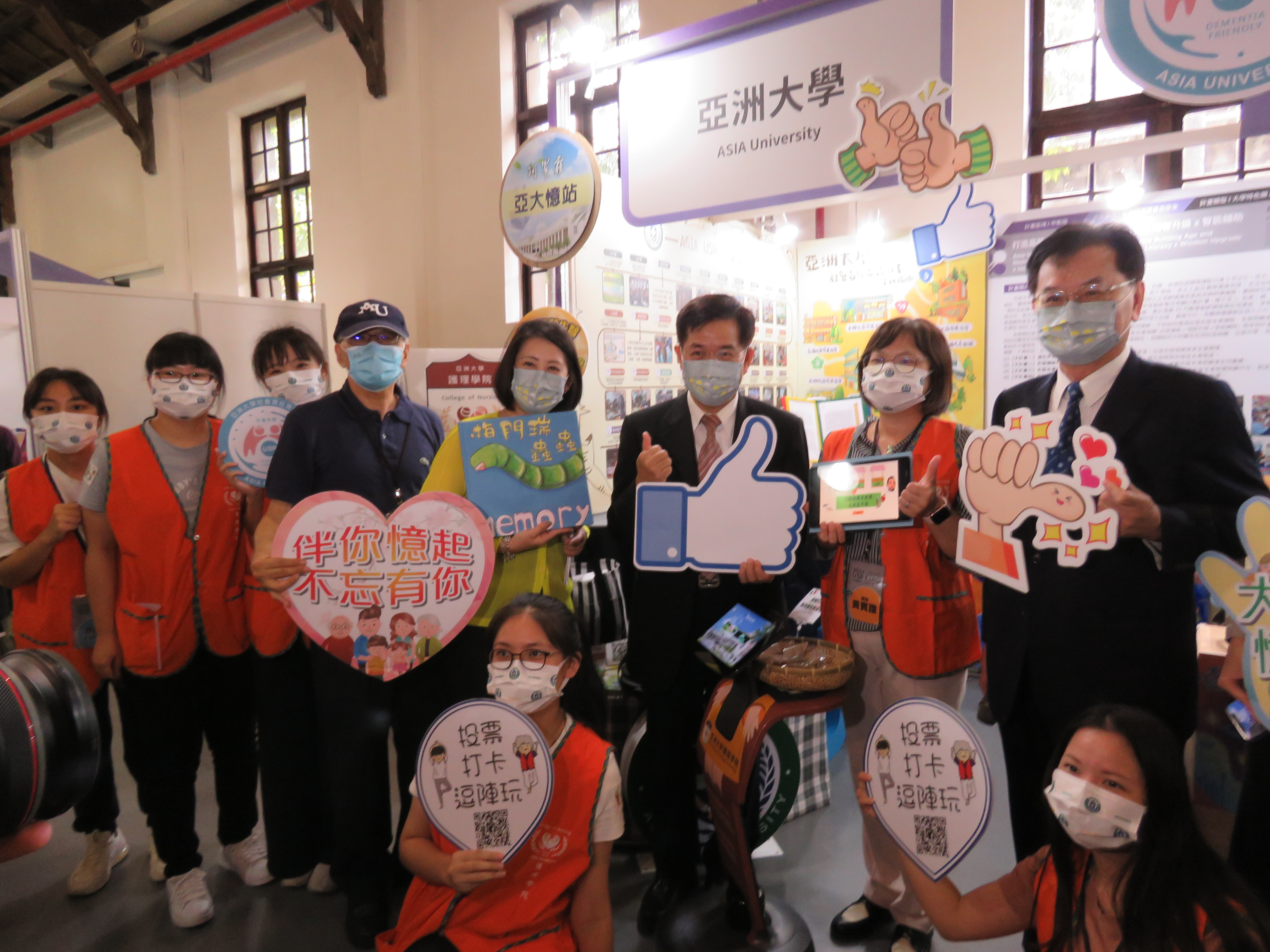 圖為教育部長潘文忠(右3)至亞大攤位,並與亞大副校長兼永續長吳聰能(右5)、護理學院院長吳樺姍(右2)、計畫成員合影。