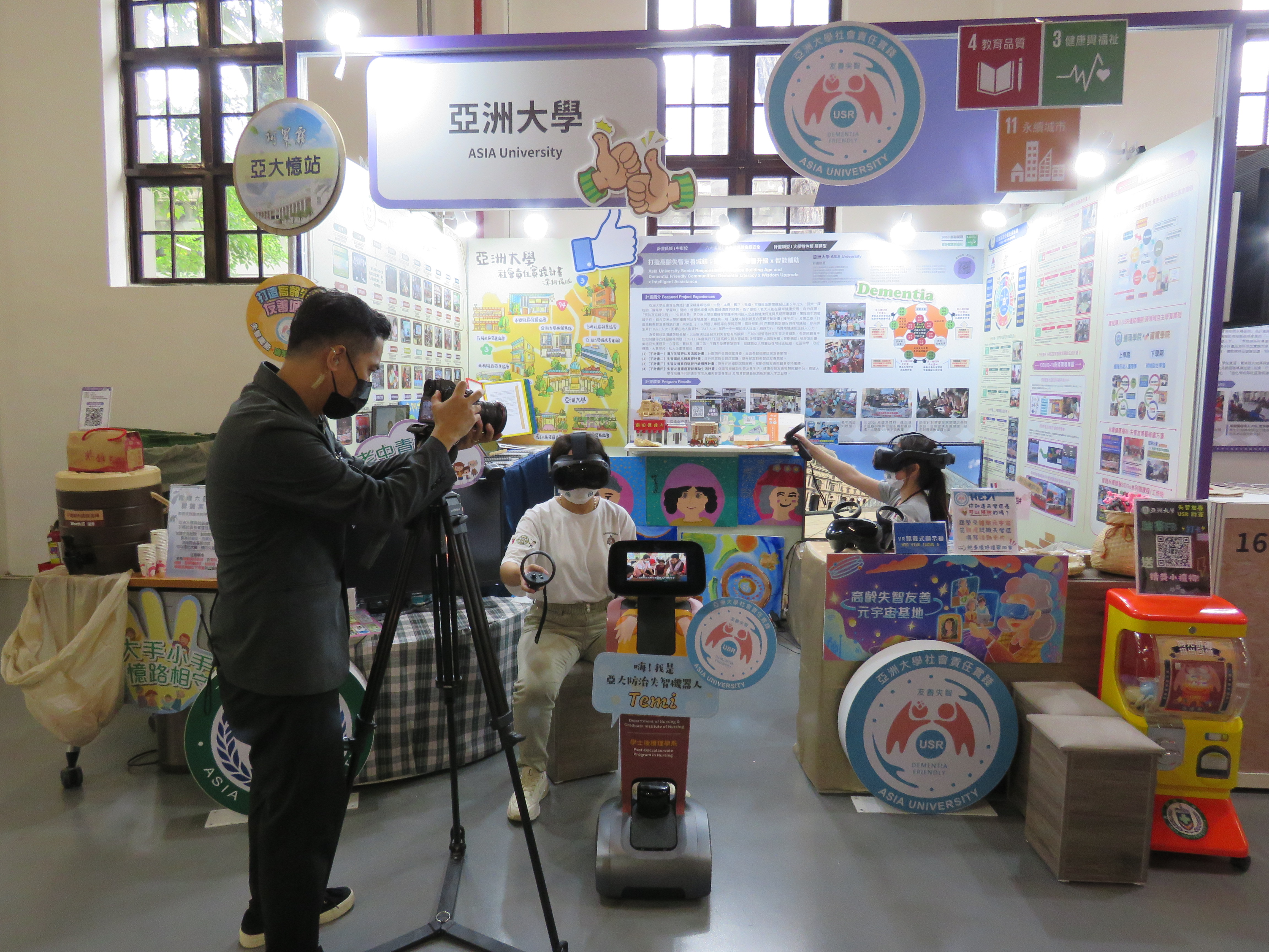 圖為亞大護理學院以「高齡失智友善元宇宙」成果為佈展主題,十分吸睛。