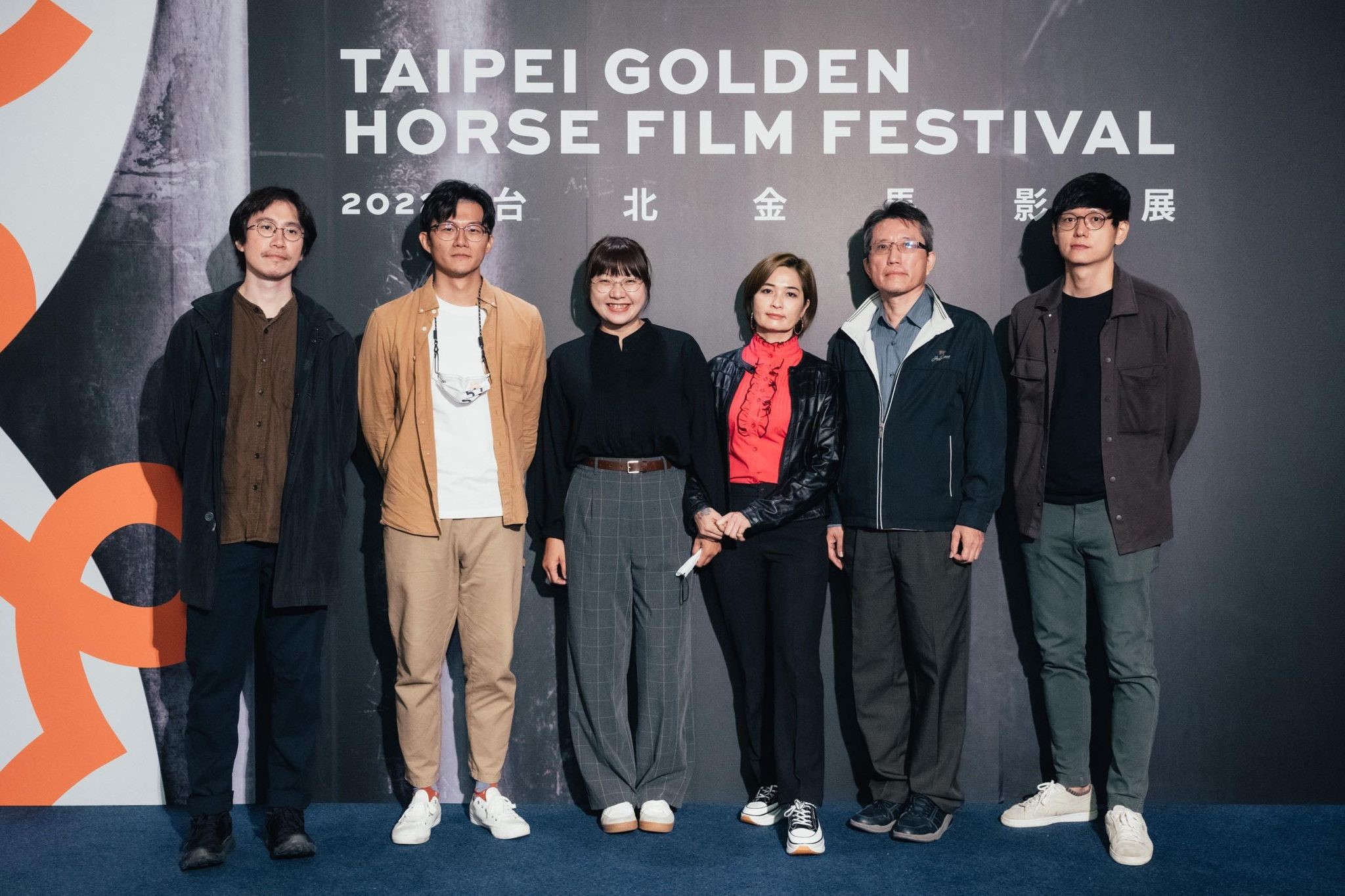 圖為詹皓中(左2)參與蔡崇隆導演紀錄片《九槍》拍攝團隊,榮獲第59屆金馬獎最佳紀錄片。