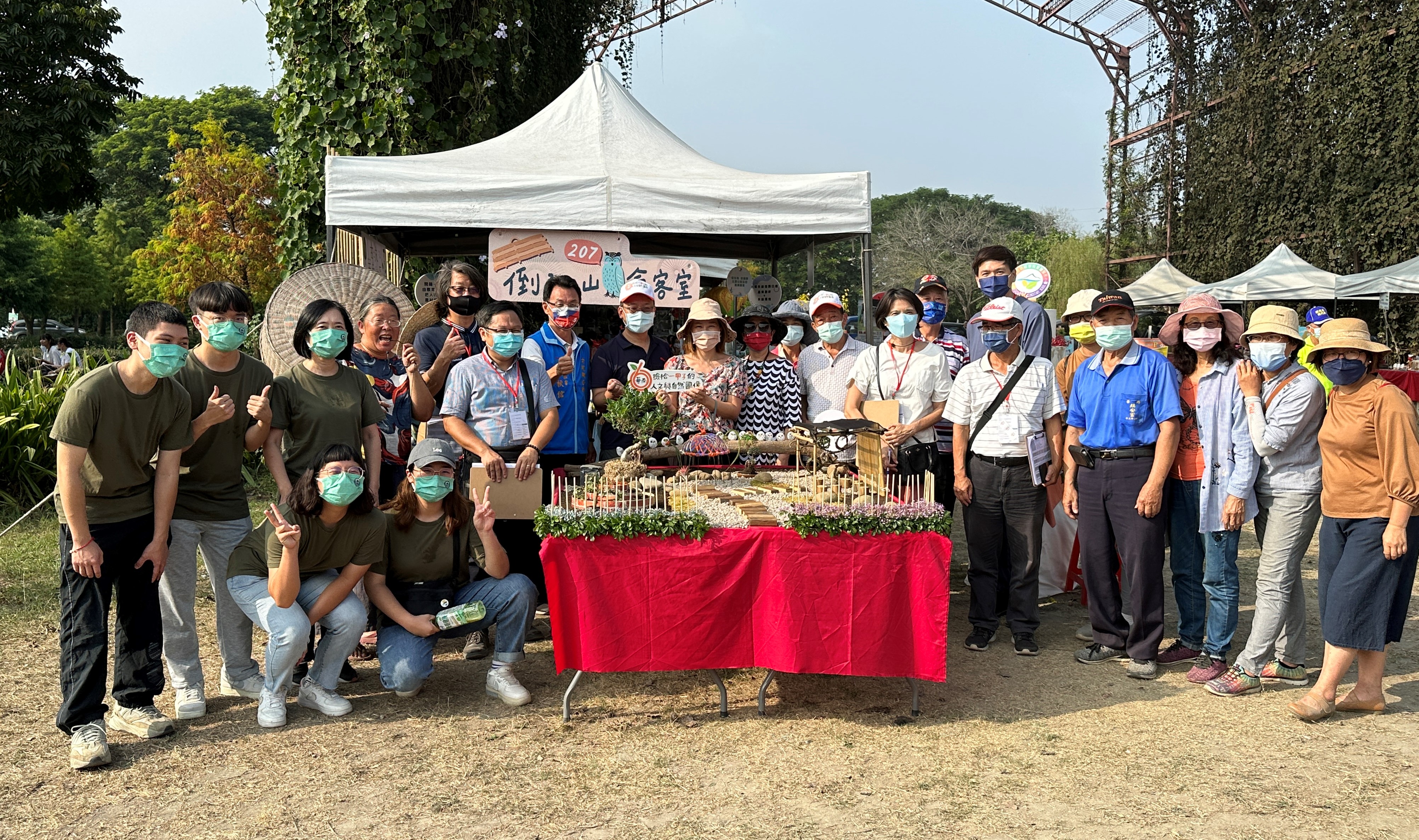 圖為亞大室設系師生,與華南社區協會、評審團合影。